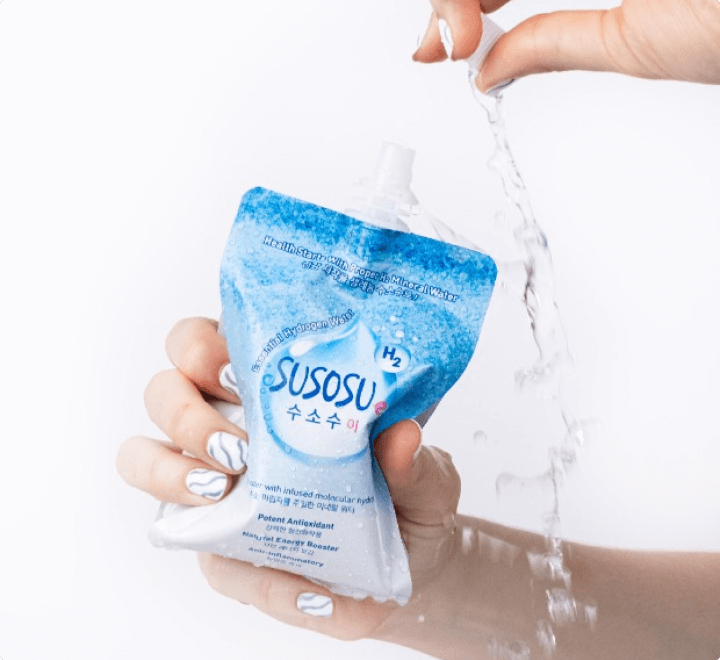 水が入ったボトルを開けて水が湧き出す