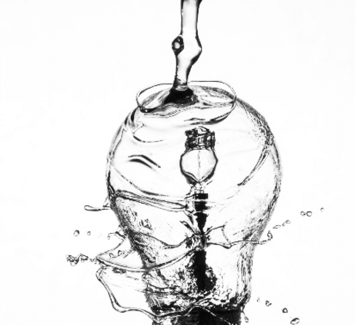 水を浴びせられる電球