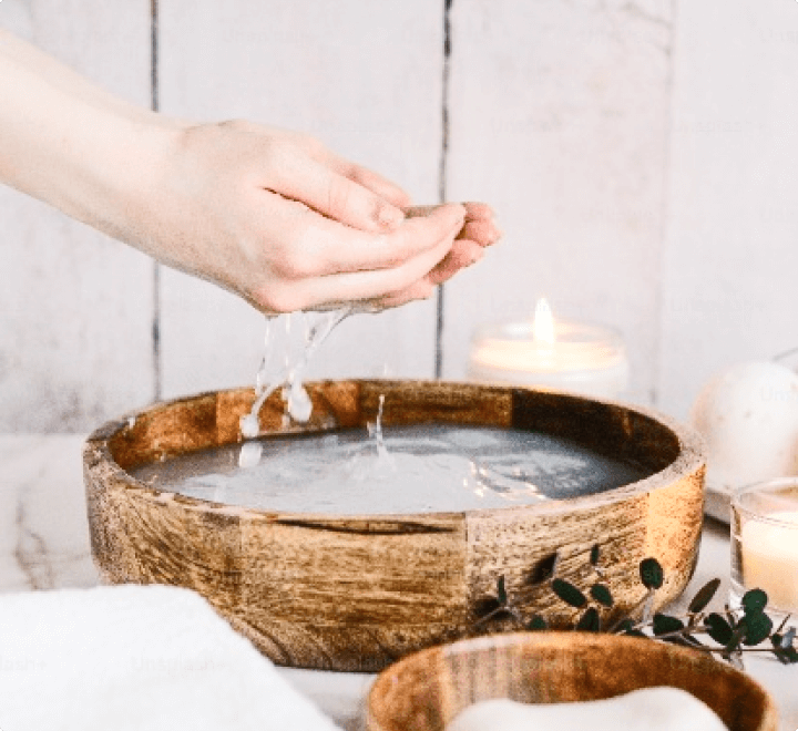 水が入ったボトルを開けて水が湧き出す