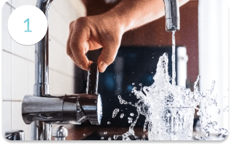 水道水をコップに注ぐ