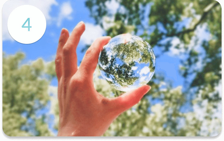 左手で水晶を持ち空を見上げる