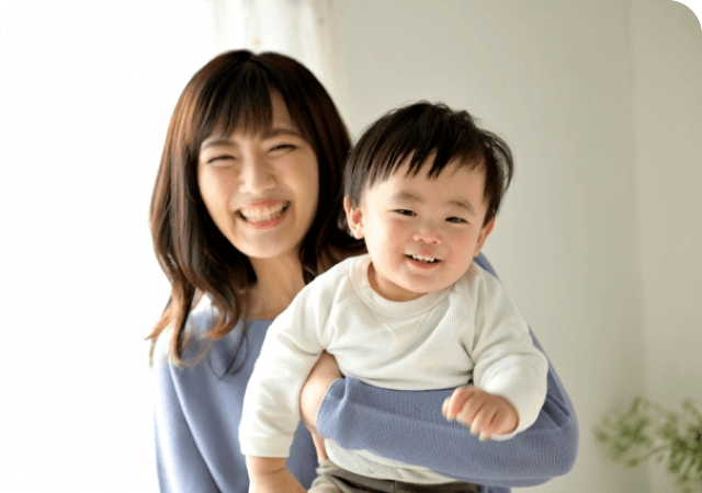 笑顔の女性と赤ちゃん